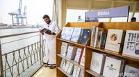 Di dalam kapal, pengunjung dapat menemukan beragam koleksi buku untuk berbagai kelompok usia sekaligus menikmati pengalaman membaca dengan suasana berbeda di atas kapal.
