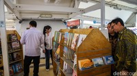 Sejumlah pengunjung menikmati perpustakaan apung di Kapal Doulos Hope, Cilincing, Jakarta Utara, Kamis (17/9/2026).