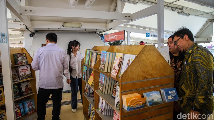 Sejumlah pengunjung menikmati perpustakaan apung di Kapal Doulos Hope, Cilincing, Jakarta Utara, Kamis (17/9/2026).