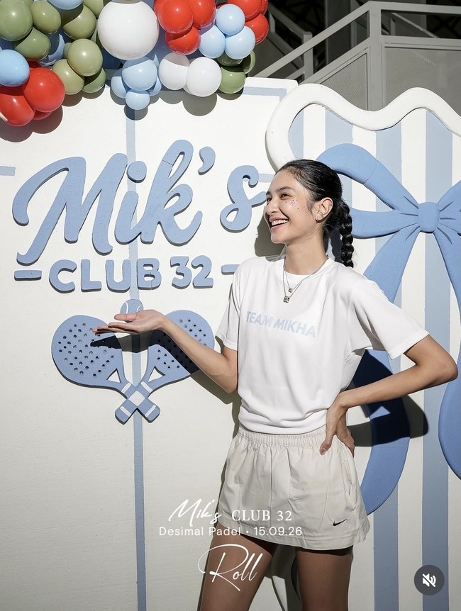 Artis Mikha Tambayong baru saja merayakan ulang tahun yang ke-32. Kali ini ia memilih tema olahraga padel dengan nuansa biru. Foto: Instagram/@miktambayong