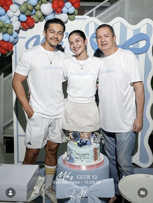 Terlihat suami dan ayah Mikha, Deva Mahenra dan Michael Tambayong turut hadir. Keduanya kompak dengan Mikha mengenakan kaos putih bertuliskan ‘team Mikha’. Foto: Instagram/@miktambayong