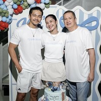 Terlihat suami dan ayah Mikha, Deva Mahenra dan Michael Tambayong turut hadir. Keduanya kompak dengan Mikha mengenakan kaos putih bertuliskan ‘team Mikha’. Foto: Instagram/@miktambayong