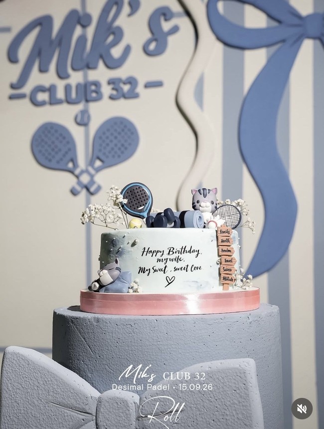 Sesuai dengan tema, kue dan backdrop ulang tahunnya dibuat dengan dominasi warna biru. Detail berupa gambar raket padel juga tampak ikut menghiasi. Foto: Instagram/@miktambayong