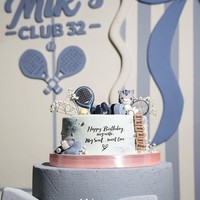 Sesuai dengan tema, kue dan backdrop ulang tahunnya dibuat dengan dominasi warna biru. Detail berupa gambar raket padel juga tampak ikut menghiasi. Foto: Instagram/@miktambayong