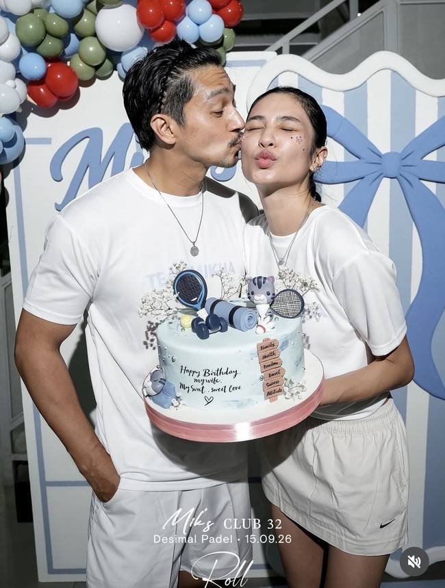 Mikha dan Deva juga terlihat memamerkan kemesraan mereka. Keduanya tampil serasi. Foto: Instagram/@miktambayong