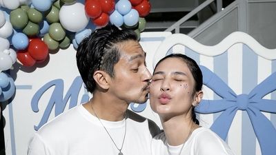 8 Potret Ultah ke-32 Mikha Tambayong Bertema Padel, Mesra Bareng Suami