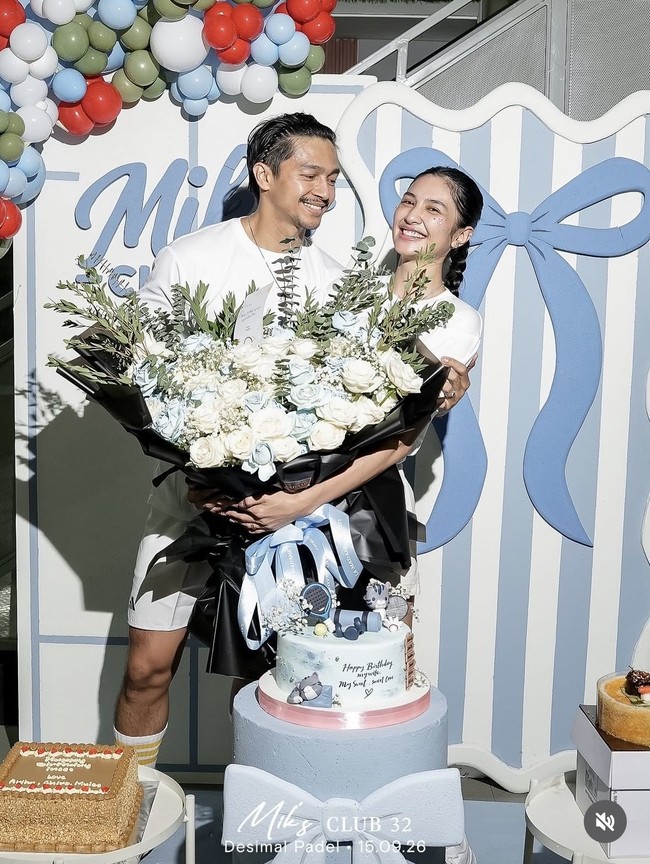 Romantis, Deva juga membawakan buket bunga berukuran cukup besar dengan nuansa putih-biru untuk istri tercinta. Foto: Instagram/@miktambayong