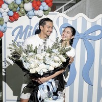 Romantis, Deva juga membawakan buket bunga berukuran cukup besar dengan nuansa putih-biru untuk istri tercinta. Foto: Instagram/@miktambayong