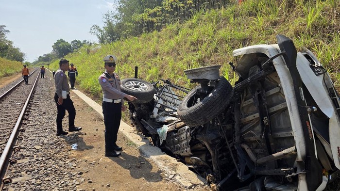 Mobil Fortuner terseret KA di Jember