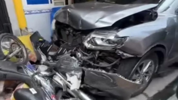 Mobil jenis minibus menabrak 5 motor terjadi di Jalan Mandla Utama Raya, Grogol Petamburan, Jakbar. Mobil itu melaju kencang dan oleng sebelum menabrak 5 motor. (dok Istimewa)