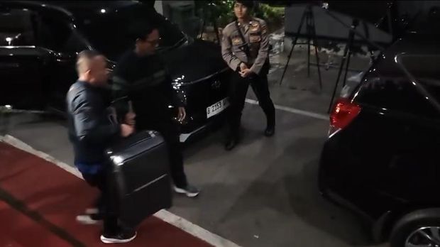 Momen Penyidik KPK Keluar Bawa Koper Usai Geledah 3 Ruang Dirjen ATR/BPN Momen Penyidik KPK Keluar Bawa Koper Usai Geledah 3 Ruang Dirjen ATR/BPN