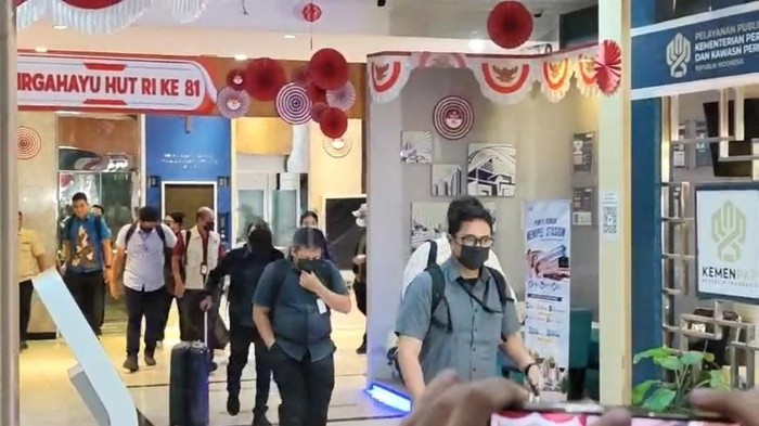 Momen Penyidik KPK Keluar Bawa Koper Usai Geledah 3 Ruang Dirjen ATR/BPN