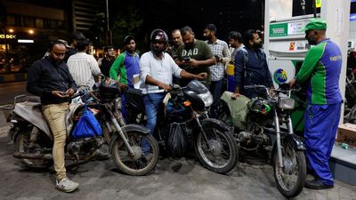 Pakistan Berlakukan Subsidi BBM untuk Kendaraan Kecil