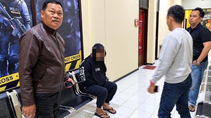 Pelaku pemerkosaan mahasiswi di Malang saat diamankan polisi