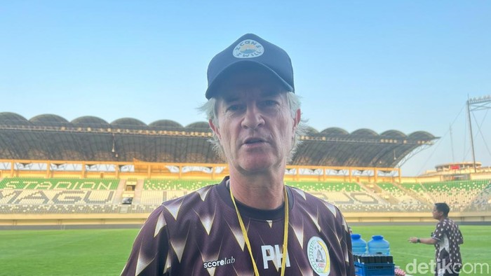 Pelatih PSS Sleman, Pieter Huistra, di Stadion Maguwoharjo, Sleman, Kamis (17/9/2026)