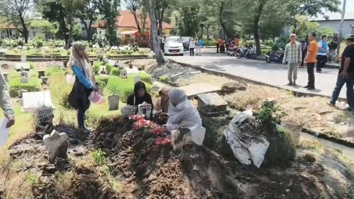 ScreenshotPemakaman jenazah korban KM Virgo 8 asal Surabaya.