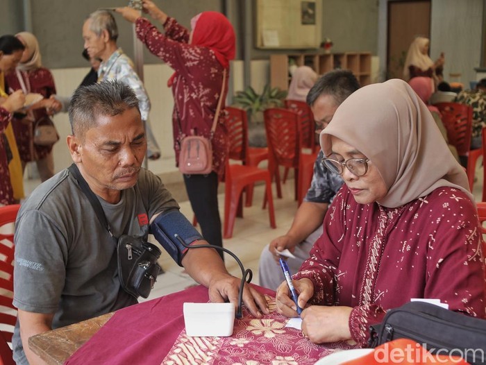 Warga lanjut usia (lansia) mengikuti pemeriksaan kesehatan gratis di Puskesmas Pasar Manggis, Setiabudi, Jakarta, Kamis (17/9/2026). Dinas Kesehatan DKI Jakarta menggelar layanan pemeriksaan bagi lansia yang mengalami kesulitan mengakses fasilitas kesehatan. Pemeriksaan meliputi pengukuran gula darah, kolesterol, asam urat, dan tekanan darah, serta skrining kesehatan mental dan tingkat kemandirian.