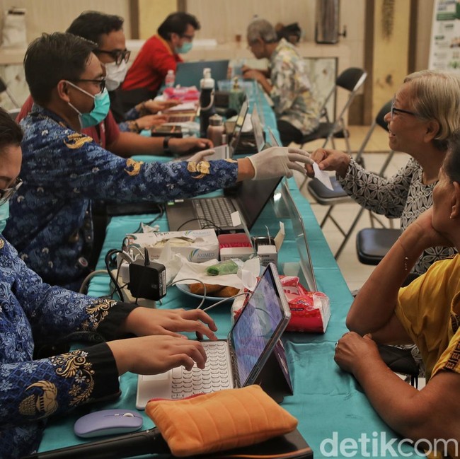 Menjaga Kesehatan di Usia Senja, Lansia Ikuti Pemeriksaan Gratis
