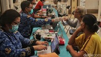 Menjaga Kesehatan di Usia Senja, Lansia Ikuti Pemeriksaan Gratis