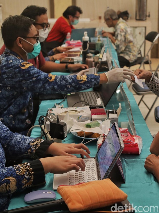 Menjaga Kesehatan di Usia Senja, Lansia Ikuti Pemeriksaan Gratis