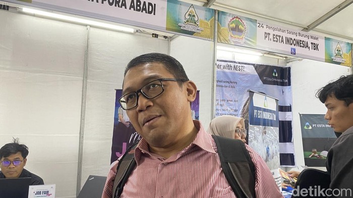 Trisnadi (51), lulusan S2 Undip yang mencari kerja di Job Fair Jateng, di Lapangan Parkir Eks E-Plaza, Kecamatan Semarang, Kota Semarang, Kamis (17/9/2026).