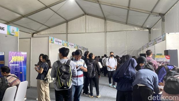 Pencari Kerja di Semarang Suasana para pencari kerja di Job Fair Jateng, di Lapangan Parkir Eks E-Plaza, Kecamatan Semarang, Kota Semarang, Kamis (17/9/2026).
