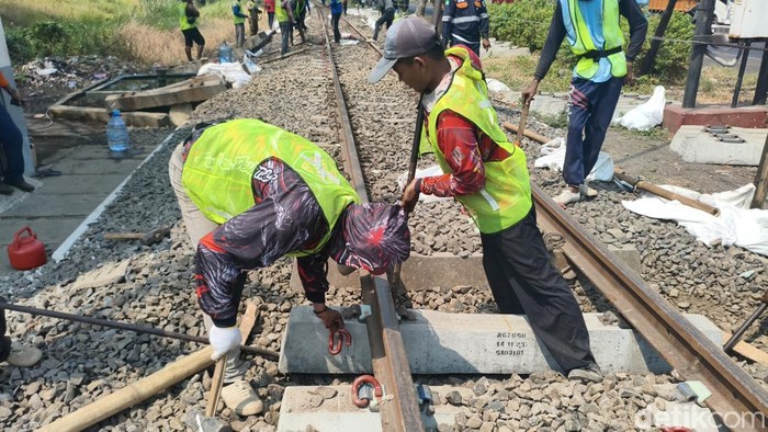Perbaikan bantalan rel di Sidoarjo