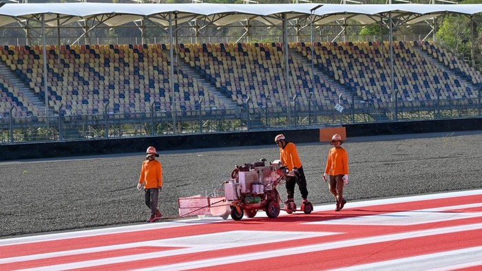 Sejumlah pekerja menyelesaikan pengecatan pinggir lintasan Sirkuit Internasional Pertamina Mandalika di KEK Mandalika, Kuta, Praya, Lombok Tengah, NTB, Kamis (17/9/2026). Menjelang perhelatan Pertamina Grand Prix of Indonesia (MotoGP) 2026 pada 9 hingga 11 Oktober 2026, Indonesia Tourism Development Corporation (ITDC) bersama Mandalika Grand Prix Association (MGPA) menyempurnakan sejumlah pekerjaan teknis dan operasional, termasuk pemeliharaan lintasan serta pembaruan sistem Closed-Circuit Television (CCTV) di seluruh tikungan sirkuit dan berbagai fasilitas pendukung yang ditargetkan selesai pada 1 Oktober 2026. ANTARA FOTO/Ahmad Subaidi/nym.