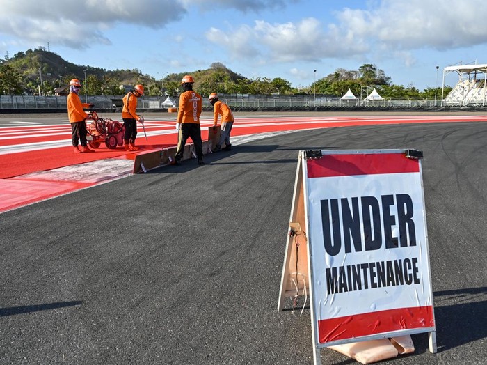 Sejumlah pekerja menyelesaikan pengecatan pinggir lintasan Sirkuit Internasional Pertamina Mandalika di KEK Mandalika, Kuta, Praya, Lombok Tengah, NTB, Kamis (17/9/2026). Menjelang perhelatan Pertamina Grand Prix of Indonesia (MotoGP) 2026 pada 9 hingga 11 Oktober 2026, Indonesia Tourism Development Corporation (ITDC) bersama Mandalika Grand Prix Association (MGPA) menyempurnakan sejumlah pekerjaan teknis dan operasional, termasuk pemeliharaan lintasan serta pembaruan sistem Closed-Circuit Television (CCTV) di seluruh tikungan sirkuit dan berbagai fasilitas pendukung yang ditargetkan selesai pada 1 Oktober 2026. ANTARA FOTO/Ahmad Subaidi/nym.