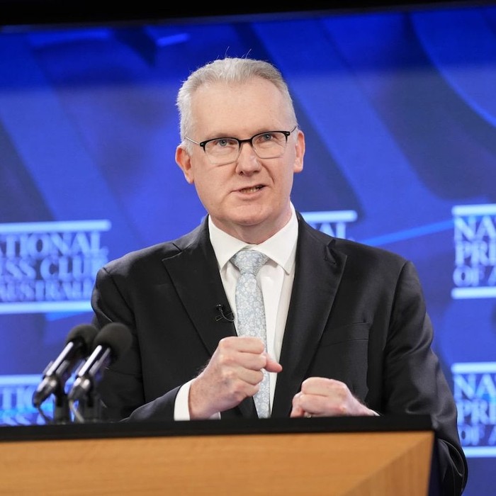 Menteri Dalam Negeri Australia Tony Burke mengumumkan perubahan kebijakan imigrasi Australia. (ABC News: Matt Roberts)