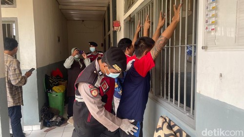 Petugas menggeledah blok hunian warga binaan di Rutan Kelas IIB Negara, Kelurahan Baler Bale Agung, Kecamatan Negara, Jembrana, Bali, Kamis (17/9/2026). (Foto: Putu Adi Budiastrawan/detikBali)