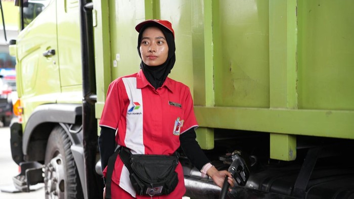 Petugas SPBU mengisi BBM ke salah satu truk di Bengkulu