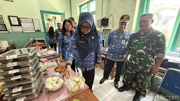 Pj Sekda Kota Kediri Endang Kartika Sari saat mengecek menu MBG yang diduga meracuni 8 siswa SDN Kampung Dalem 3.