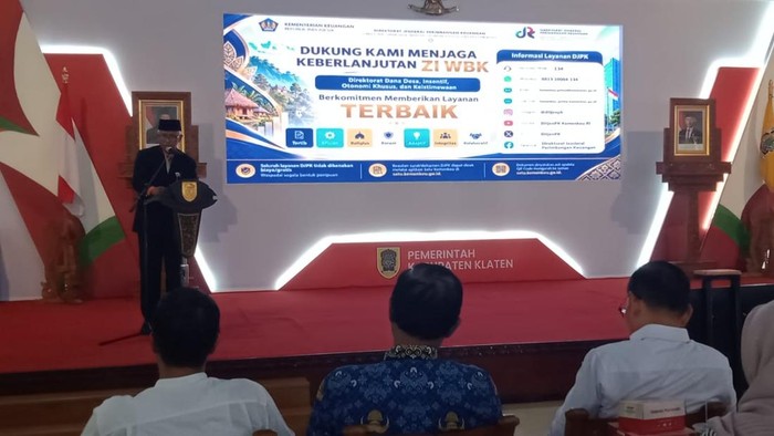 Plt Sekda Joko Purwanto membuka Bimtek di pendopo Pemkab Klaten