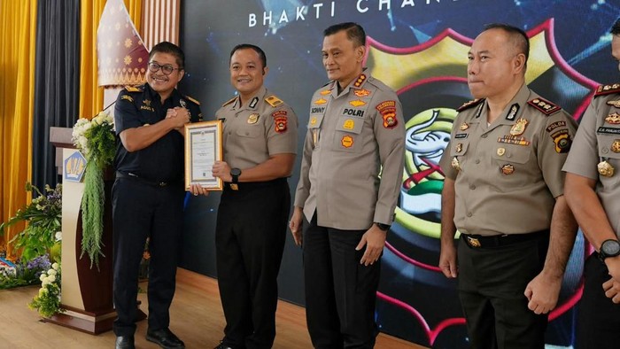 Polda Sumsel menerima langsung penghargaan dari bea cukai