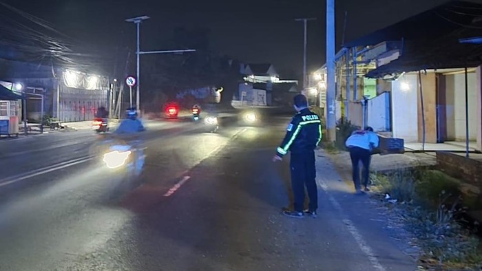 Polisi menggelar olah TKP kasus tabrak lari di Jalan Raya Serang-Cilegon, tepatnya di Desa Wanayasa, Kramatwatu, Kabupaten Serang. (Dok. Istimewa)