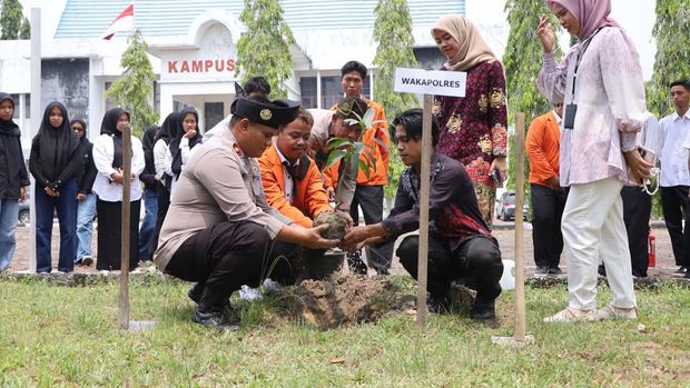 Polres Rohil mengajak mahasiswa berperan aktif dalam upaya pencegahan karhutla melalui Green Policing Polres Rohil mengajak mahasiswa ITR berperan aktif dalam upaya pencegahan karhutla melalui Green Policing, Kamis (17/9/2026).