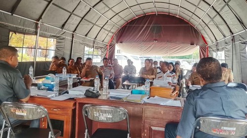 Rapat komisi DPRD Manggarai Timur di tenda darurat setelah gempa mengguncang wilayah tersebut. (Sekwan DPRD Manggarai Timur)
