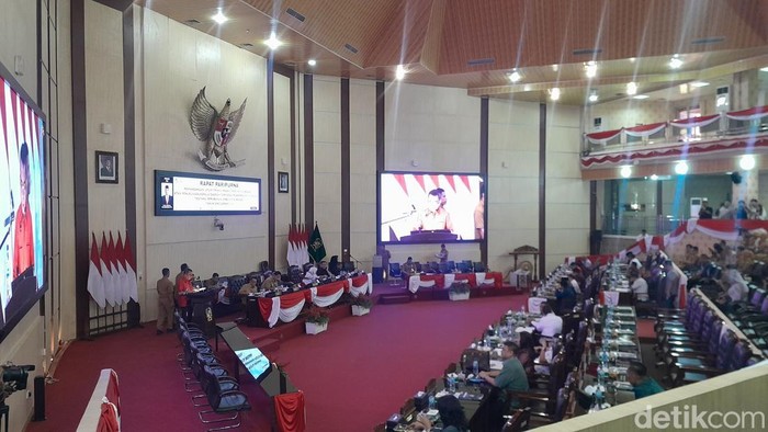 Rapat paripurna DPRD Medan tentang pandangan fraksi terkait P-APBD Medan tahun 2026.