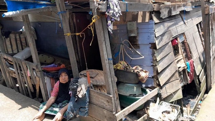 Nek Mek (73), lansia yang tinggal di rumah yang hampir ambruk di Kecamatan Medan Belawan.