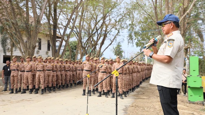 Menteri Dalam Negeri (Mendagri) Muhammad Tito Karnavian bersama praja Institut Pemerintahan Dalam Negeri (IPDN), aparatur sipil negara (ASN) Kementerian Dalam Negeri (Kemendagri), pemerintah daerah (Pemda), serta unsur TNI dan Polri melakukan percepatan pemulihan pascabencana di Kabupaten Aceh Tamiang, Aceh.