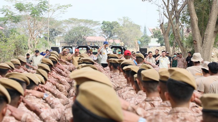 Menteri Dalam Negeri (Mendagri) Muhammad Tito Karnavian bersama praja Institut Pemerintahan Dalam Negeri (IPDN), aparatur sipil negara (ASN) Kementerian Dalam Negeri (Kemendagri), pemerintah daerah (Pemda), serta unsur TNI dan Polri melakukan percepatan pemulihan pascabencana di Kabupaten Aceh Tamiang, Aceh.