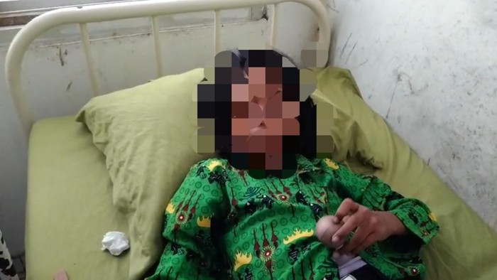 Salah seorang siswa  yang dibawa ke faskes.