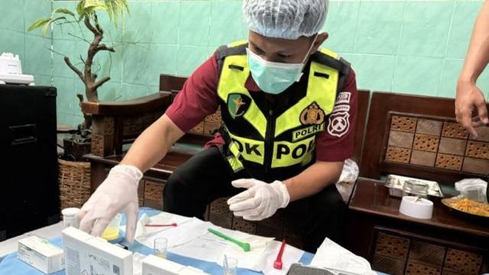 Sampel MBG yang diambil untuk dibawa pemeriksaan di Labfor Polda Jatim