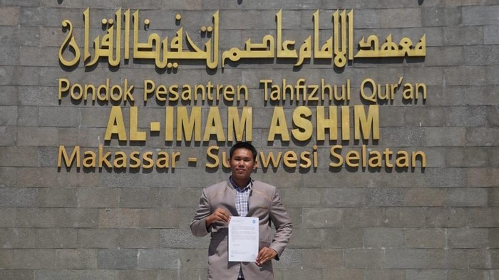 Santri Pondok Pesantren Al Imam Ashim Makassar, Muhammad Al Hindawi.