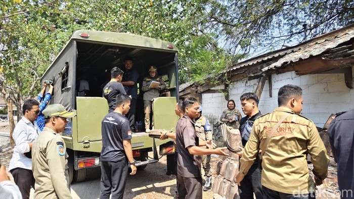 Satpol PP mengangkut material bangunan milik ahli waris Taman Sriwedari, Kamis (17/9/2026).