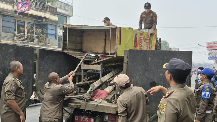 Satpol PP Samarinda membongkar sejumlah lapak dan bangunan yang berdiri di atas drainase