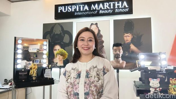 School Director of Puspita Martha International Beauty School, Wulan Maharani Tilaar