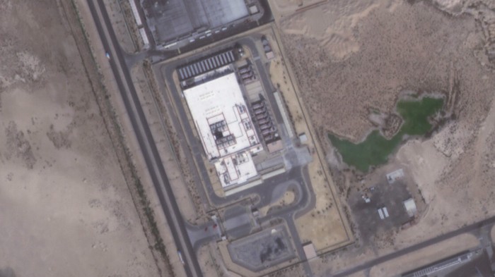 Pusat data Amazon di Abu Dhabi, UEA seperti terlihat pada 2 Maret 2026. Serangan drone Iran merusak pusat data tersebut pada 1 Maret.