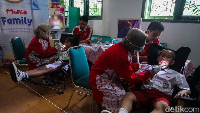 Petugas memeriksa kesehatan gigi siswa dalam pelaksanaan program Cek Kesehatan Gratis (CKG) di SDN Menteng 01, Jakarta, Kamis (17/9/2026).